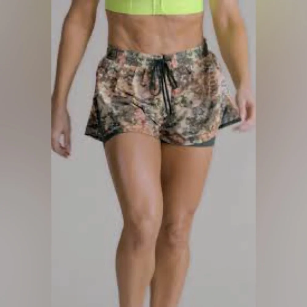 SheFit 2 in 1 Running Shorts Green Conquer and Print Size M NWT - Picture 1 of 12